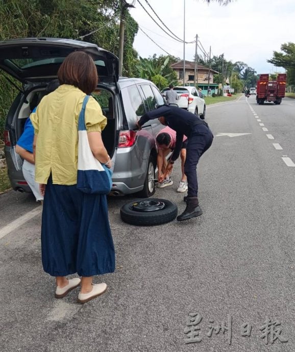 巡警助更换漏气轮胎获赞