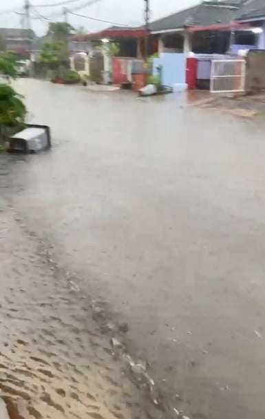 *已签发*柔：倾盆大雨 武吉甘蜜慕丽雅花园二路住家遭水入侵