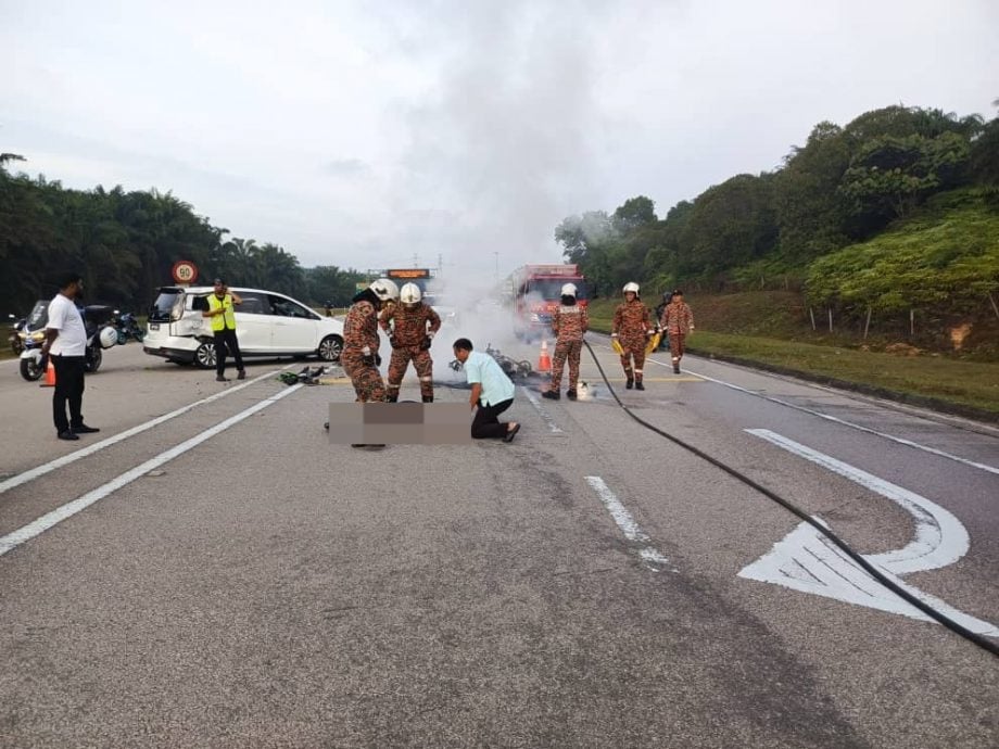 **已签发**柔：摩托与汽车碰撞起火 骑士伤重身亡