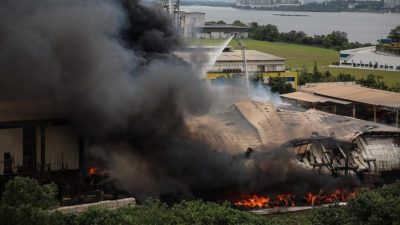 视频 | 狮城克兰芝弯废料回收工厂大火 1人受伤入院