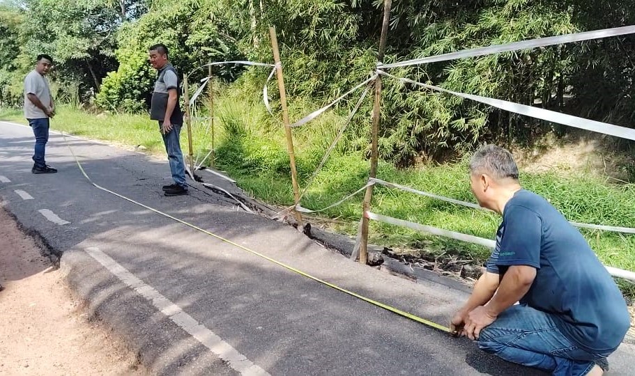 **已签发**柔：第二版头条：【民生特工队】：路面下陷逾2个月 居民盼当局尽快修复