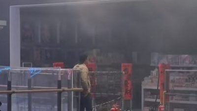 视频〡疑似盲盒专卖店传火患 新山一商场商店黑烟四起