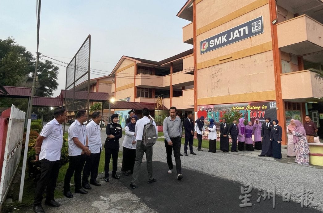 新学年开学展活力    霹教育局警方为学生打气