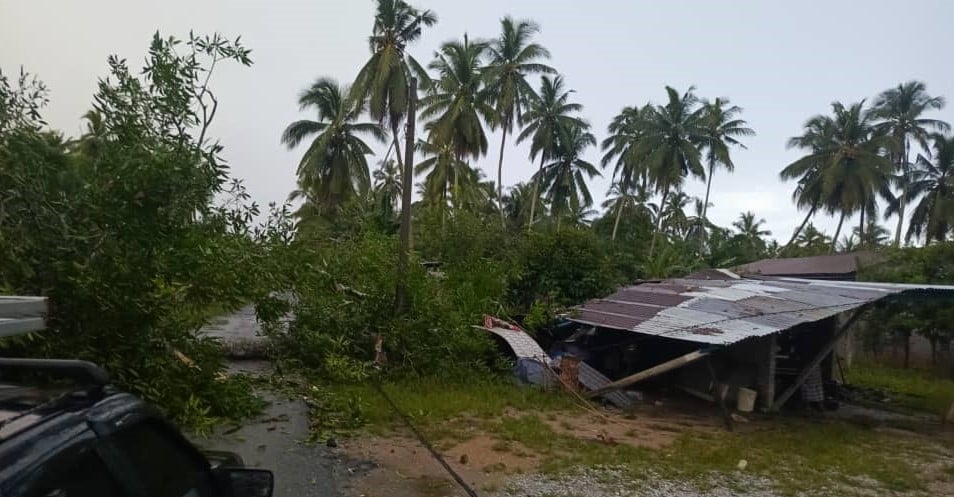 暴风雨袭击峇眼拿督 多个地区受影响