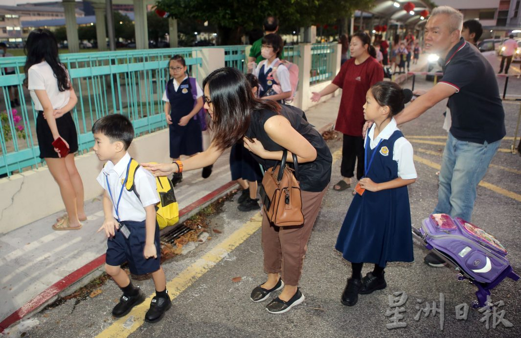 汤保源掌育才小学 开课日“青蛙”迎学生