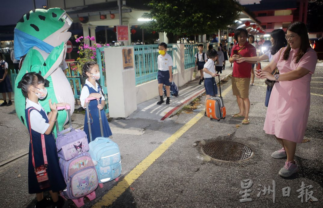 汤保源掌育才小学 开课日“青蛙”迎学生