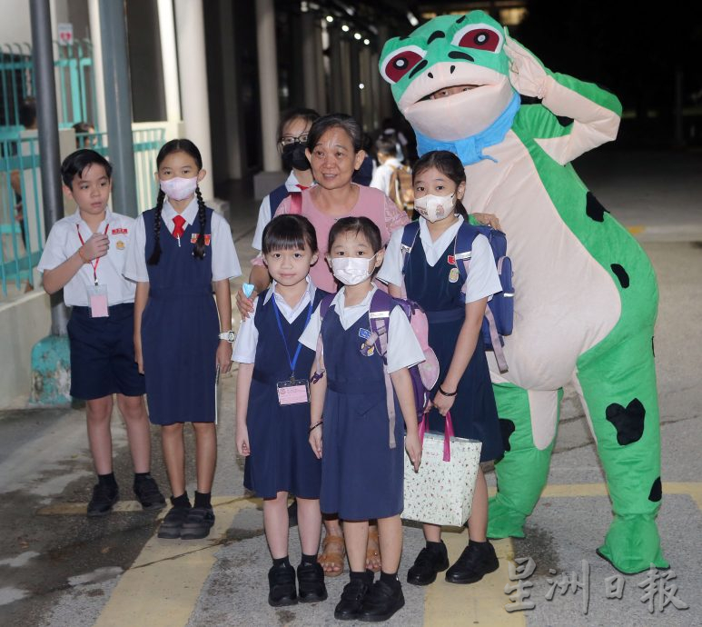 汤保源掌育才小学 开课日“青蛙”迎学生