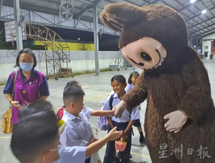 现代学生真幸福 开学首日有惊喜