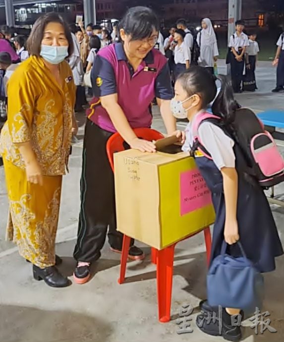 现代学生真幸福 开学首日有惊喜