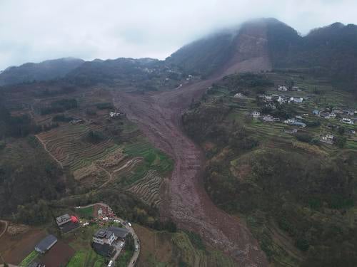 看世界两图)四川山崩灾害与持续降雨有关  仍有29人失联