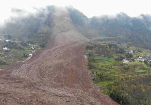 看世界两图)四川山崩灾害与持续降雨有关  仍有29人失联