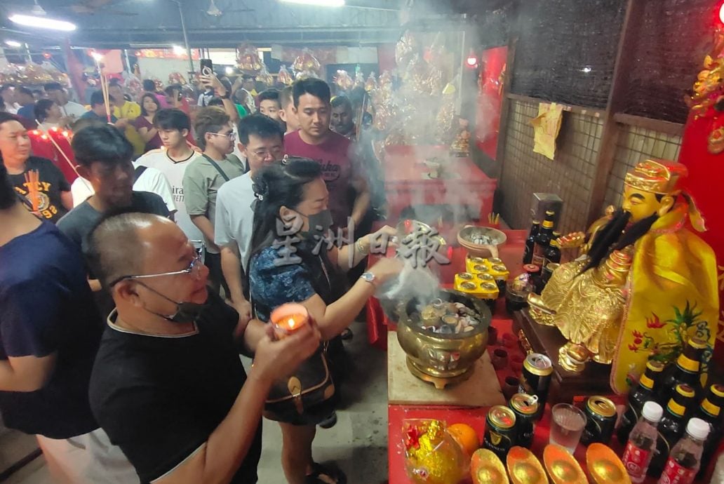 请签发（大北马）西岭财神爷庙开金库，逾万信众入夜涌到西岭膜拜财神爷借库求财气