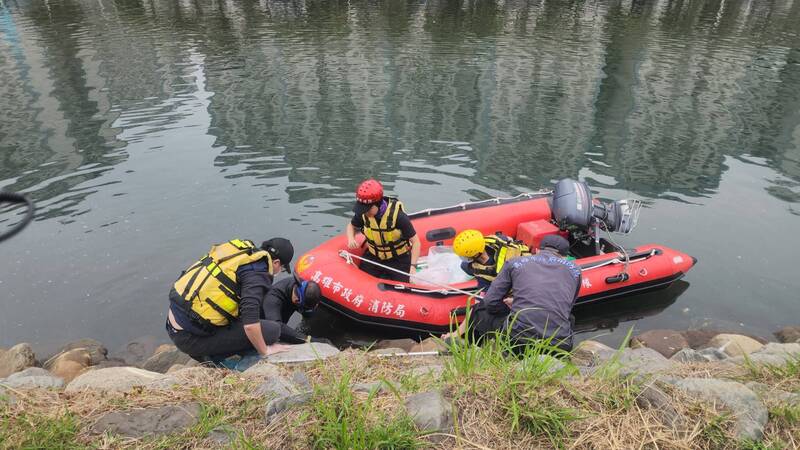 高雄分尸案 警再捞18尸块 寻获“死亡笔记”