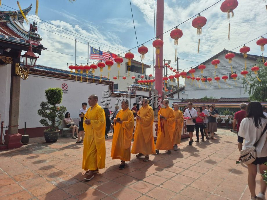 （古城封面主文）新春期间古刹青云亭补运人潮不断