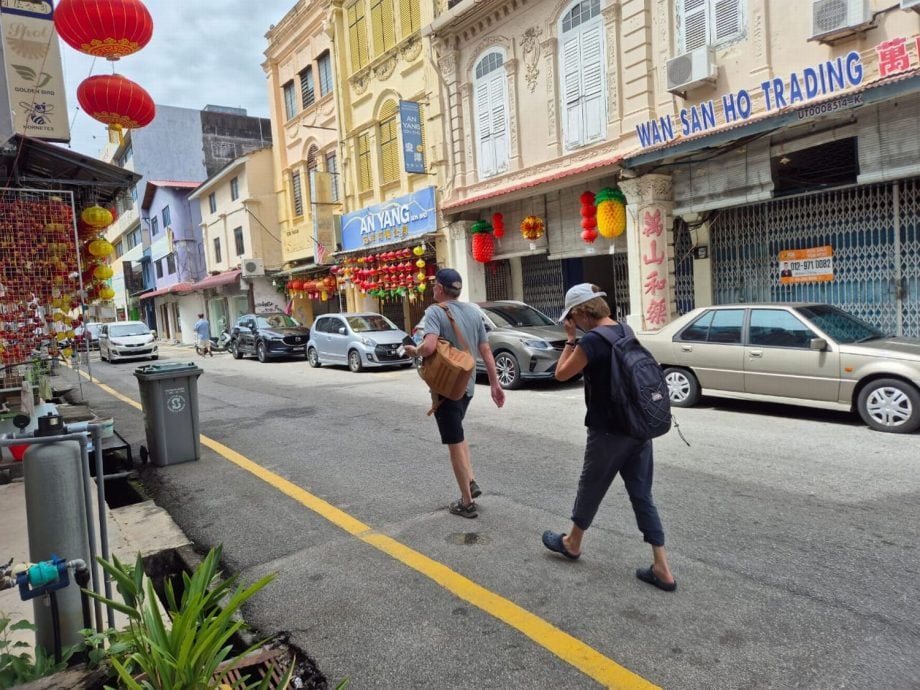 （古城封面主文）沉寂一两年，武牙拉也再发生掠夺案 游客遭掠夺脖子上的金项链