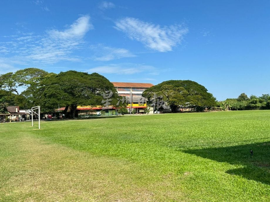 （古城封面主文）英华中学今年初中一生数码化教学