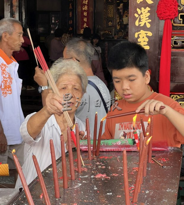 （古城封面副文）正月初六，青云亭香客不断