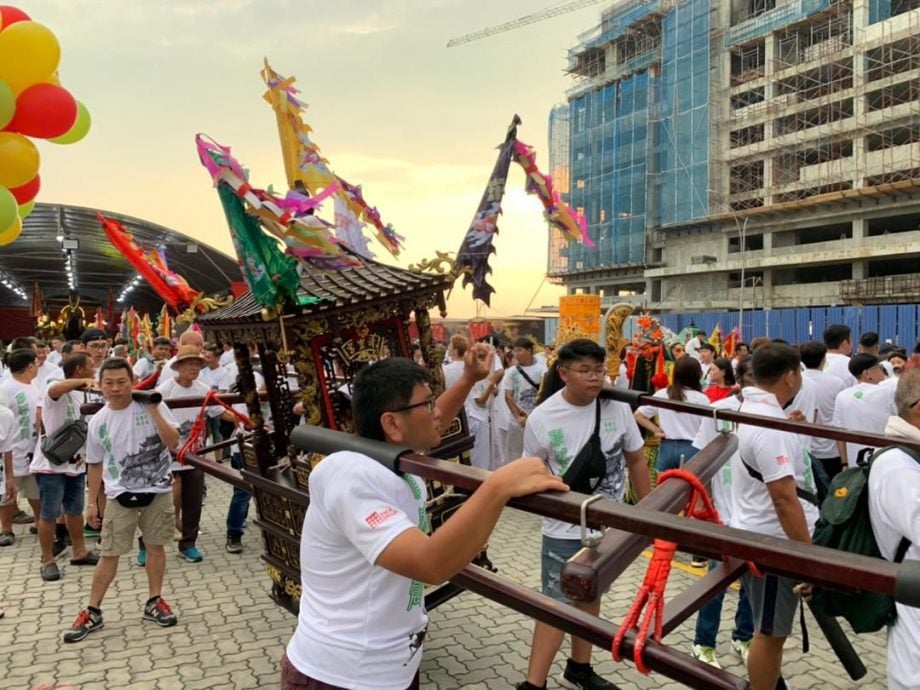 （古城第二版主文）喜灵宫办“神威远镇”游行 最多请神鼓锣手列记录大全