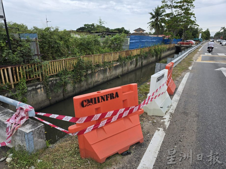 波格芒加路口栏杆倒塌及被撞毁