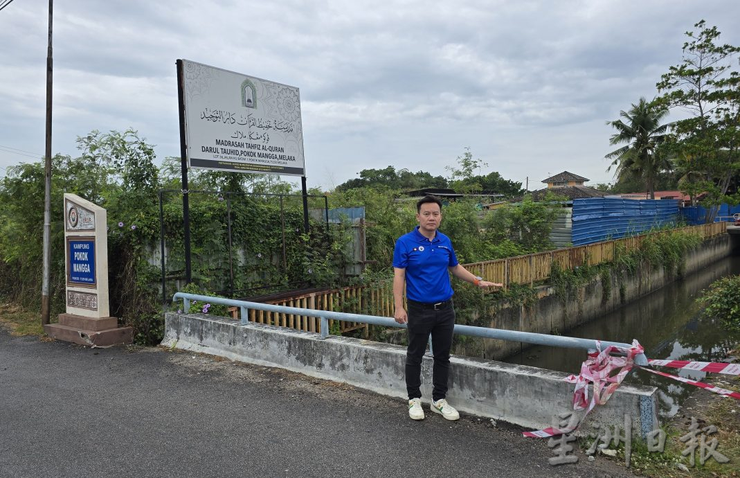 波格芒加路口栏杆倒塌及被撞毁