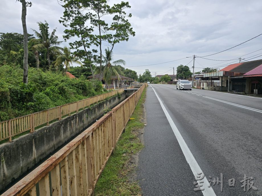 波格芒加路口栏杆倒塌及被撞毁