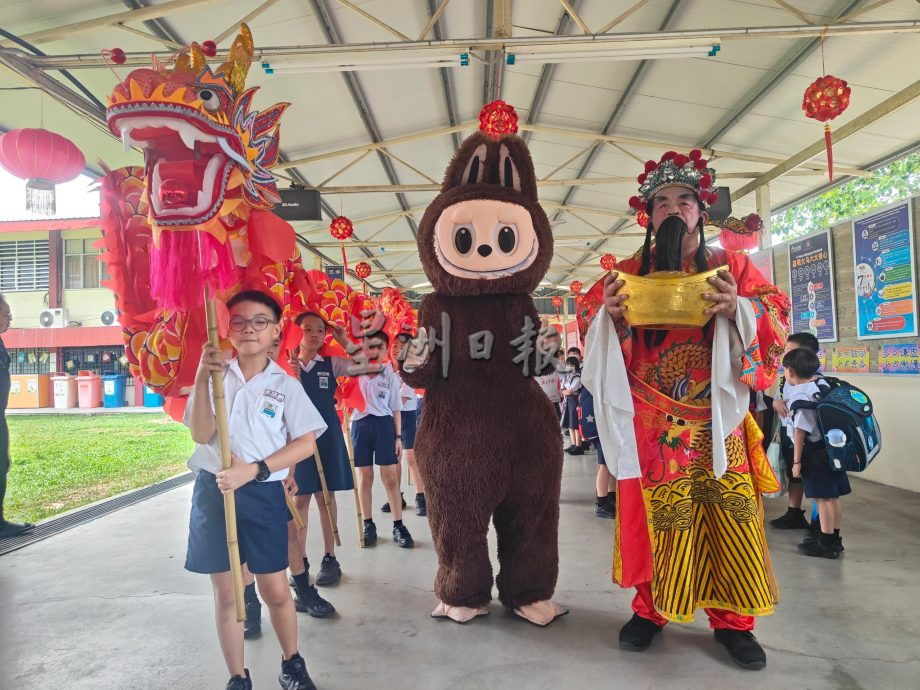 （大北马）北海华小三机构装扮卡通人物迎接新生