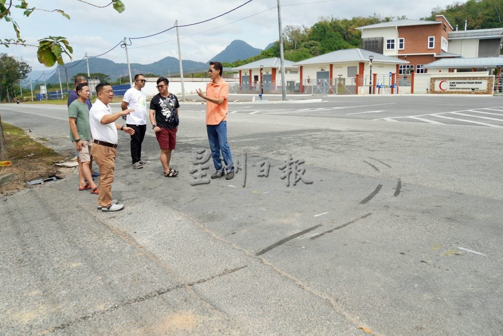 （大北马）巴东勿刹金花园2死3伤车祸，死者家属居民冀引关注装红绿灯