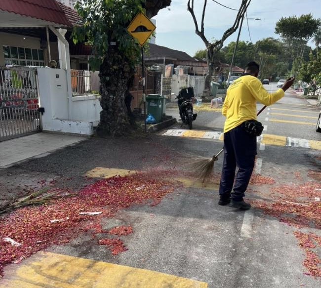 （大北马）拜天公后留下满地垃圾 清洁工人收拾残局