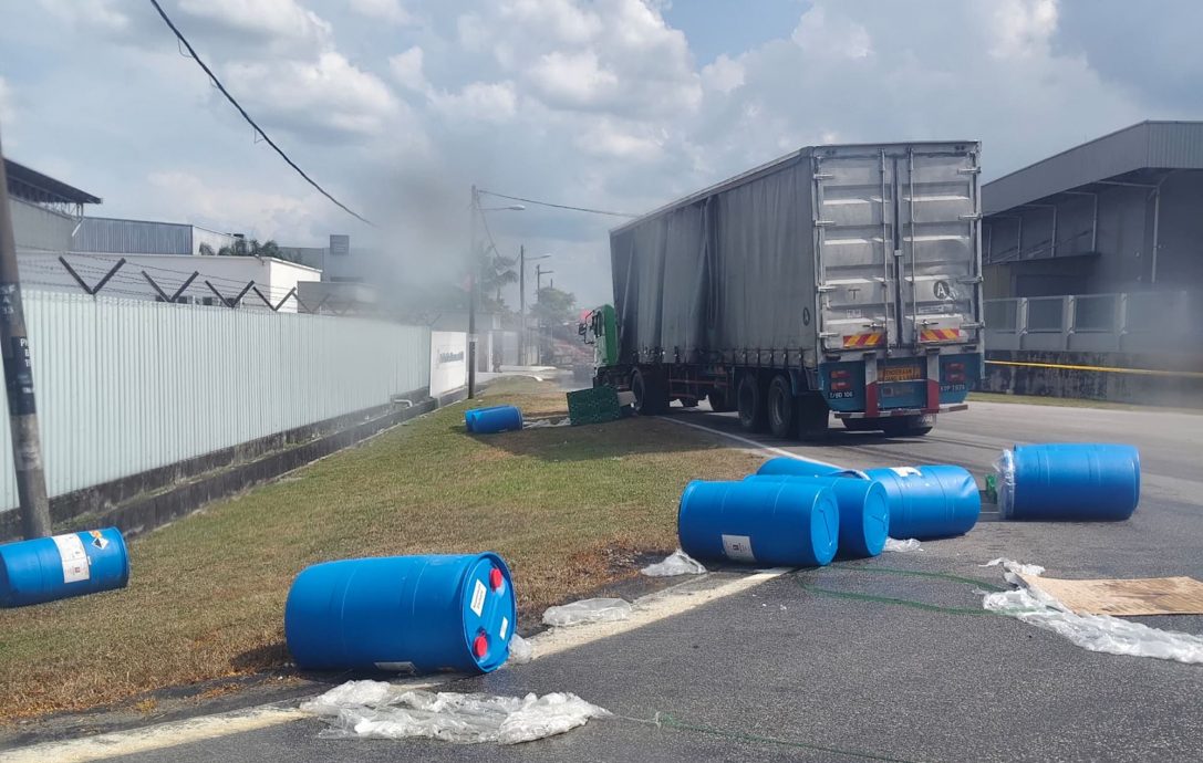 （大北马）疑罗里失衡导致装有化学液体的容器掉落并泄漏到地上