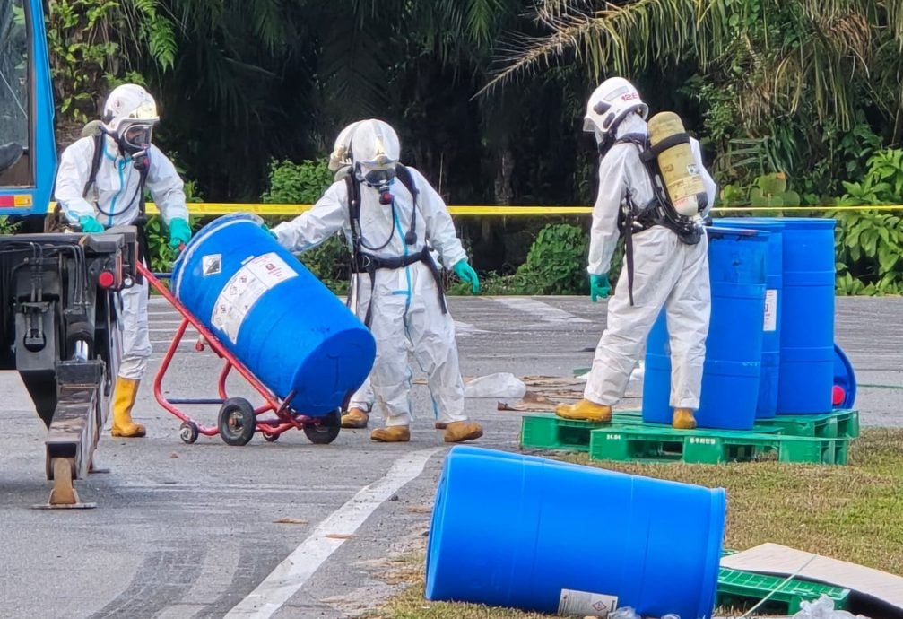 （大北马）疑罗里失衡导致装有化学液体的容器掉落并泄漏到地上