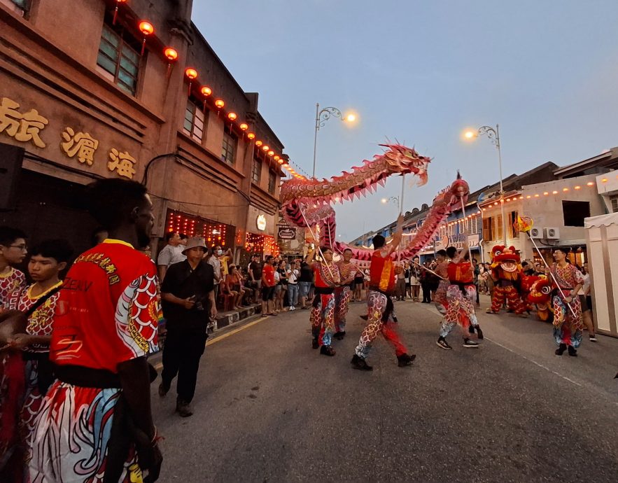 （大北马）苏丹驾临新年开放门户，吸引千人来和睦牌楼下同欢共庆