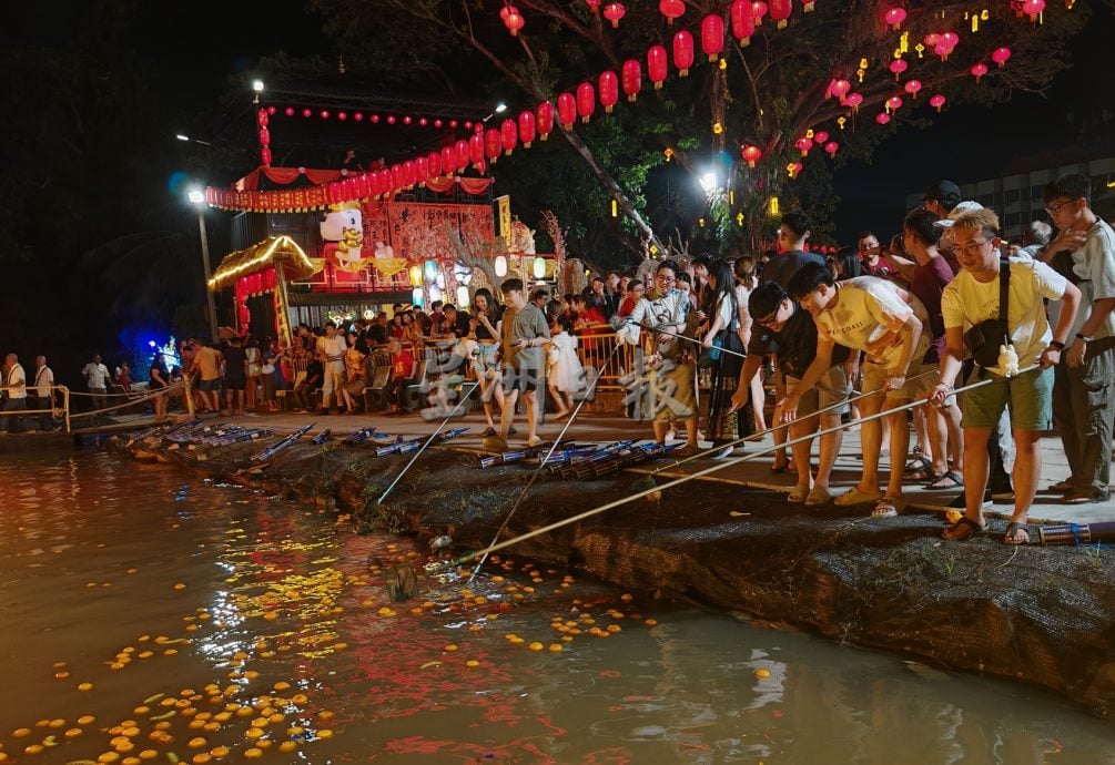 （大北马）财神爷和月老“下凡”送财送姻缘，与万人一同在亚罗士打斗母宫闹爆元宵！