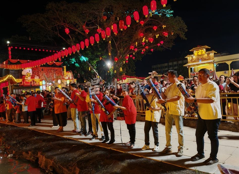 （大北马）财神爷和月老“下凡”送财送姻缘，与万人一同在亚罗士打斗母宫闹爆元宵！