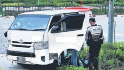 货车失控撞汽车 冲上人行道