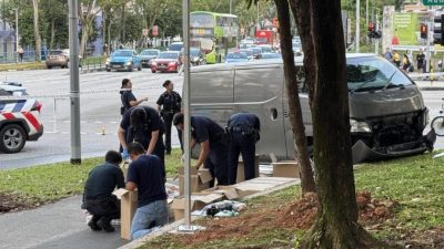 货车疑载大量私烟  遇警猛踩油门逃逸