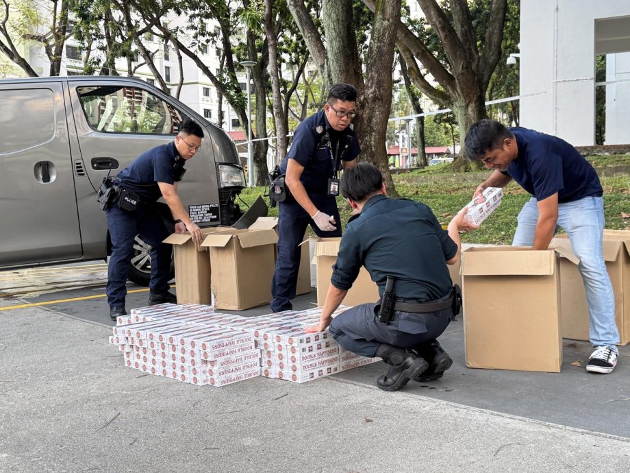 （已签发）柔：狮城二三事：货车疑载大量私烟  遇警猛踩油门逃逸  