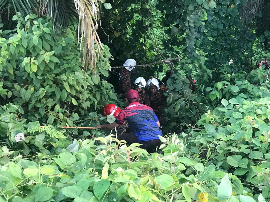 （已签发）柔：连人带车坠25呎深沟   19岁中六女生当场毙命