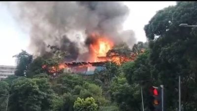 龙尾山路家私厂起火  浓烟冲天