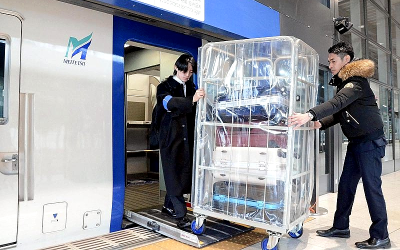 Hands-free luggage service allows visitors to Japan to travel light, decrease congestion on trains