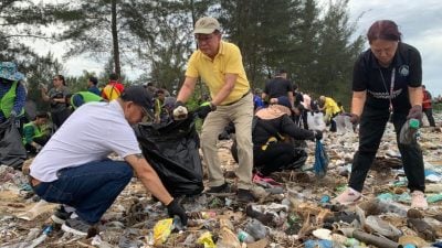 李景胜促与相关部门找出源头治理．市局须杜绝海滩垃圾