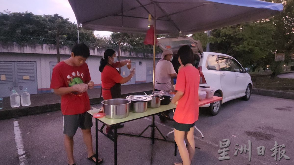 NS花城小食光|一个女人扛起整个家庭生计　叶美子周末早市摆摊卖椰浆饭