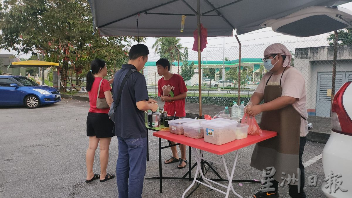 NS花城小食光|一个女人扛起整个家庭生计　叶美子周末早市摆摊卖椰浆饭