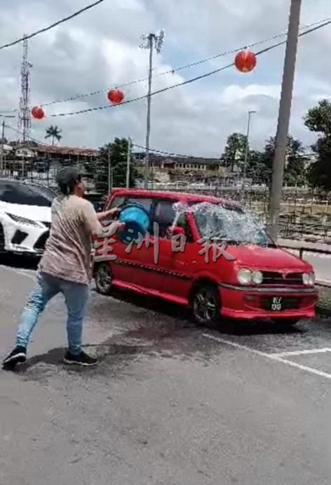 轿车冒烟 骑士车祸   万乐镇2小时2意外