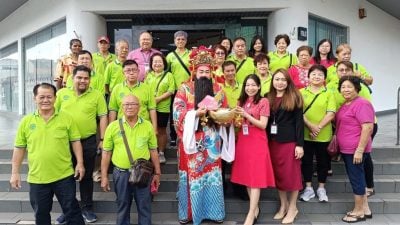 马口泷江同乡会今年不办捞生团拜 改带财神向市民派红包