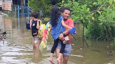 大潮来袭水淹入屋 一家3口回乡避水