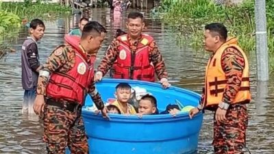 消拯员就地取材 蓄水桶当小船护送灾民