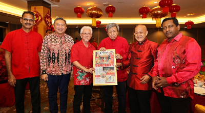 Sin Chew Daily presents front cover on diversity to Sultan Selangor