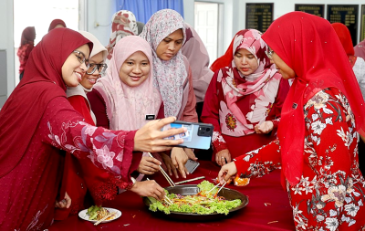 Halal Yee Sang for Muslim teachers to celebrate CNY at Chinese school