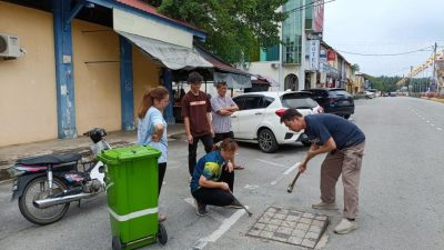 毛贼掀井盖窃电缆 井盖突出路面成安全隐患 州议员助理补救