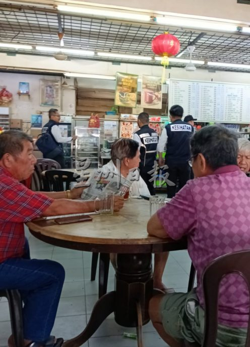 供星洲网/ 仁保卫生局突击检查区内多间茶餐室，阵容大引起茶餐客哗然。